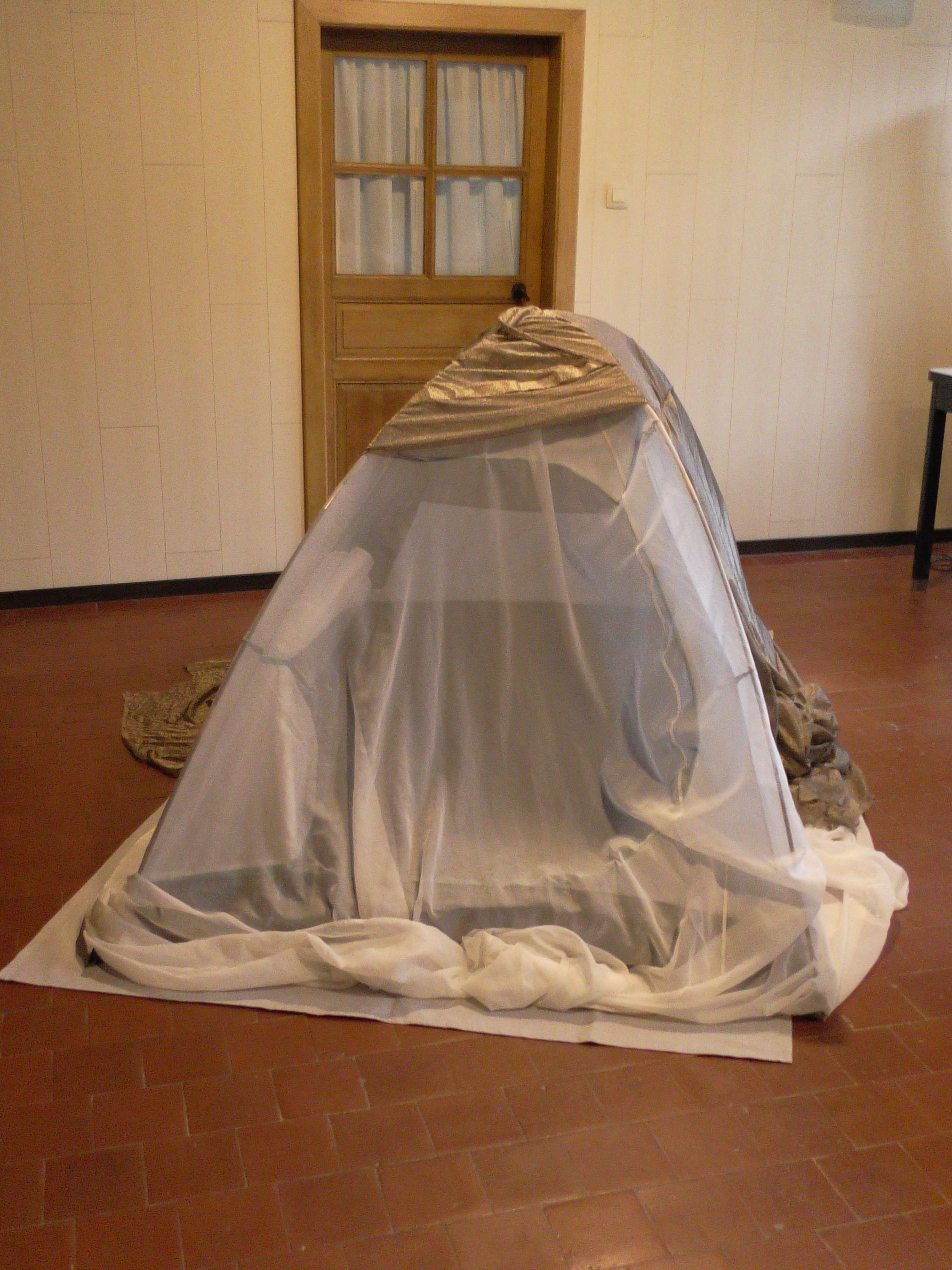 Tente avec voile écran Pro et Silver Tulle soulevé pour comparatif performences
